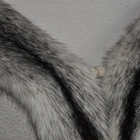Beautiful Mink Ivory Black Cross Scarf, Neck Wrap Double Sided Paws & Tails 52" - Picture 4 of 11